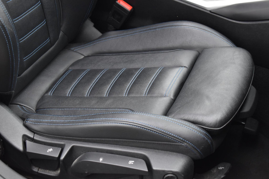 BMW 3-serie 320i High Executive M sport Pano Leder Camera HK