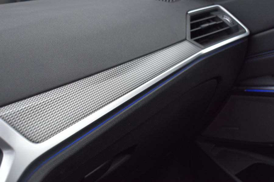 BMW 3-serie 320i High Executive M sport Pano Leder Camera HK