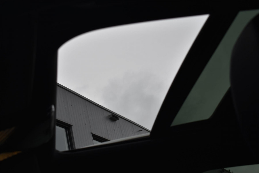 BMW 3-serie 320i High Executive M sport Pano Leder Camera HK