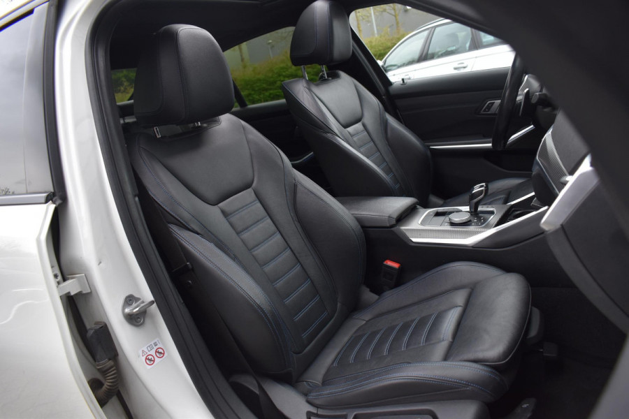 BMW 3-serie 320i High Executive M sport Pano Leder Camera HK