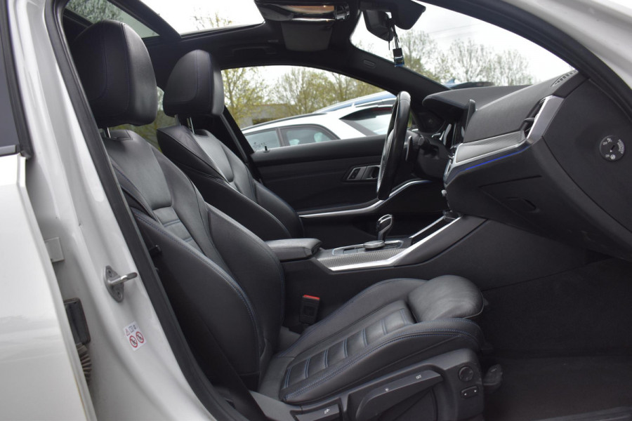 BMW 3-serie 320i High Executive M sport Pano Leder Camera HK