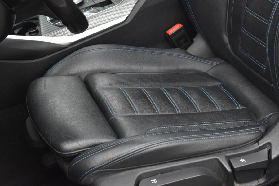 BMW 3-serie 320i High Executive M sport Pano Leder Camera HK