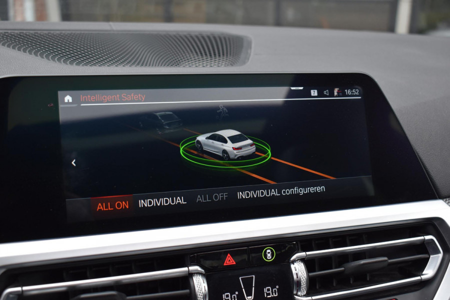 BMW 3-serie 320i High Executive M sport Pano Leder Camera HK