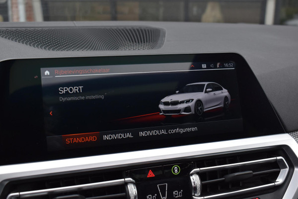 BMW 3-serie 320i High Executive M sport Pano Leder Camera HK