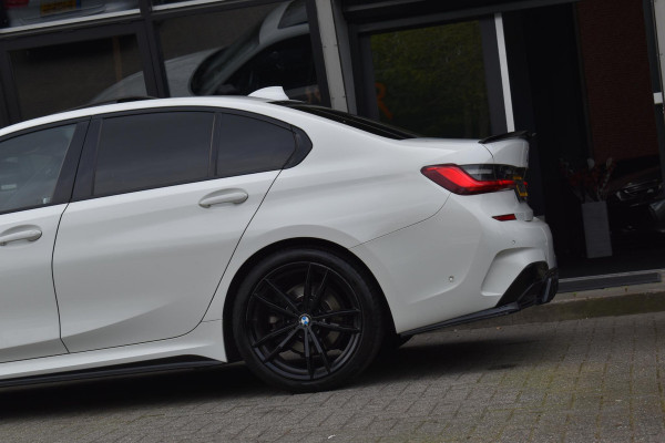 BMW 3-serie 320i High Executive M sport Pano Leder Camera HK