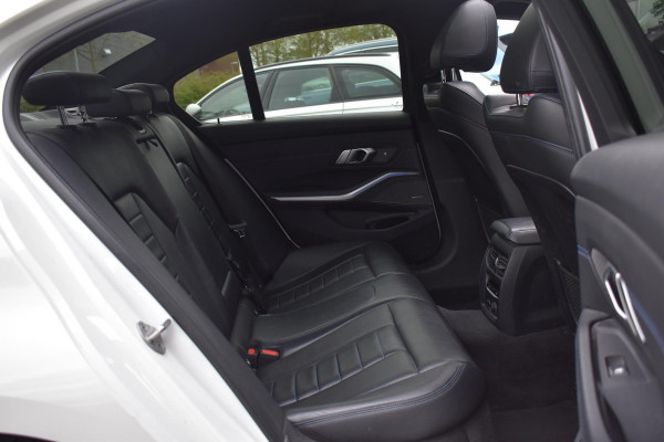 BMW 3-serie 320i High Executive M sport Pano Leder Camera HK