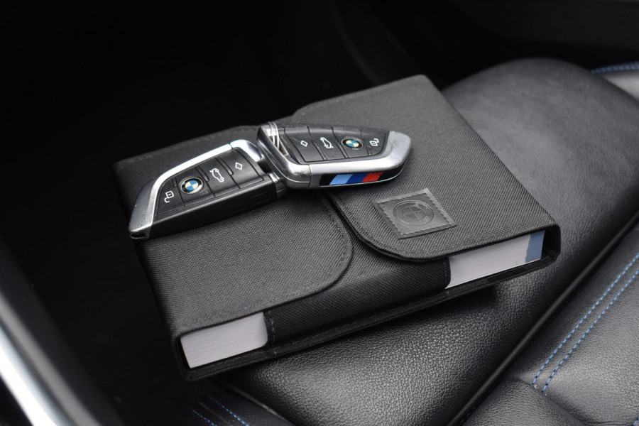 BMW 3-serie 320i High Executive M sport Pano Leder Camera HK