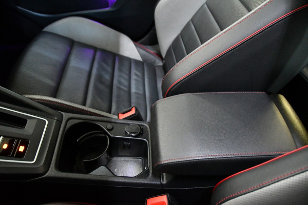 Volkswagen Golf 2.0 TSI GTI Clubsport, Pano, Sfeer
