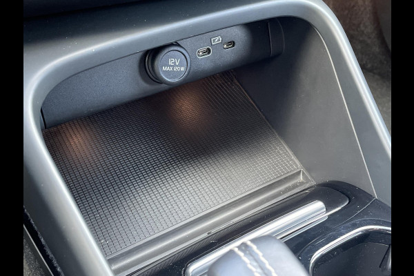 Volvo XC40 Recharge P8 AWD R-Design | Zwart dak