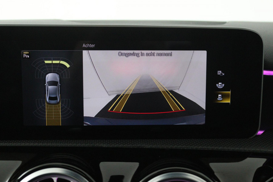 Mercedes-Benz A-Klasse 180 Premium Plus (PANORAMADAK, STOELVERWARMING, SFEERVERLICHTING, CLIMA, CAMERA)