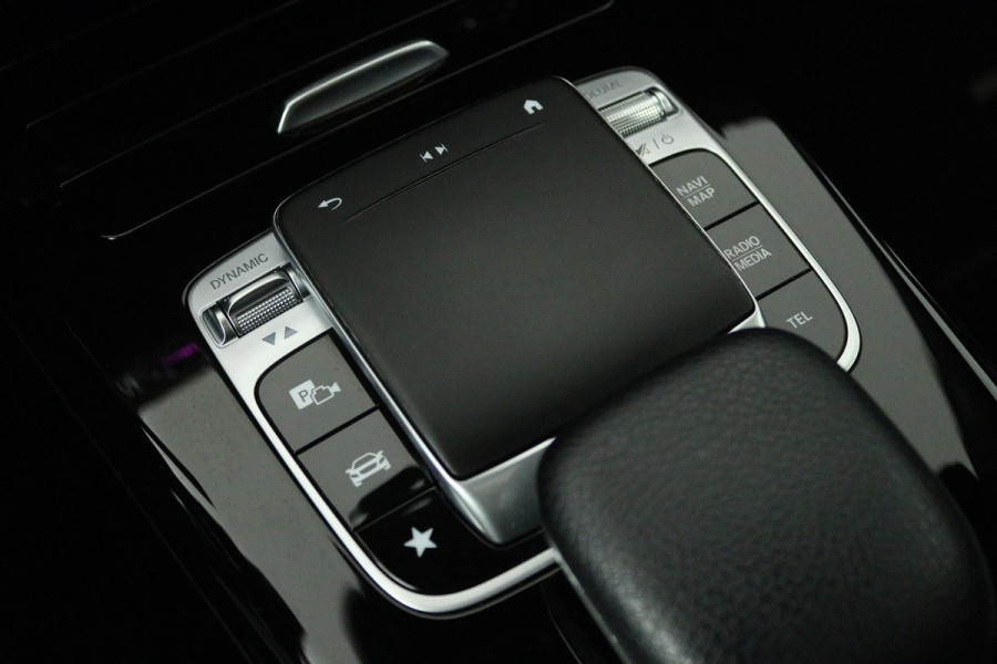Mercedes-Benz A-Klasse 180 Premium Plus (PANORAMADAK, STOELVERWARMING, SFEERVERLICHTING, CLIMA, CAMERA)