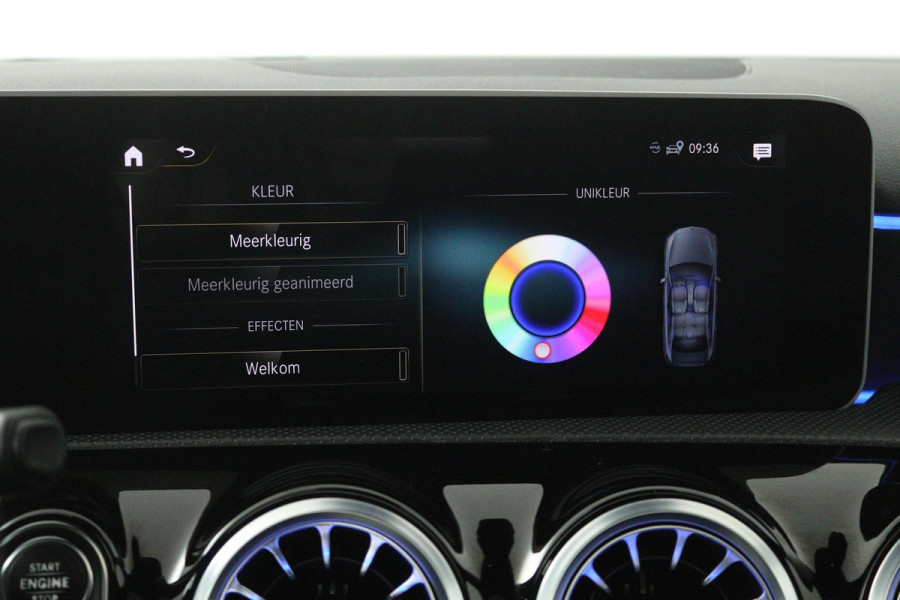 Mercedes-Benz A-Klasse 180 Premium Plus (PANORAMADAK, STOELVERWARMING, SFEERVERLICHTING, CLIMA, CAMERA)