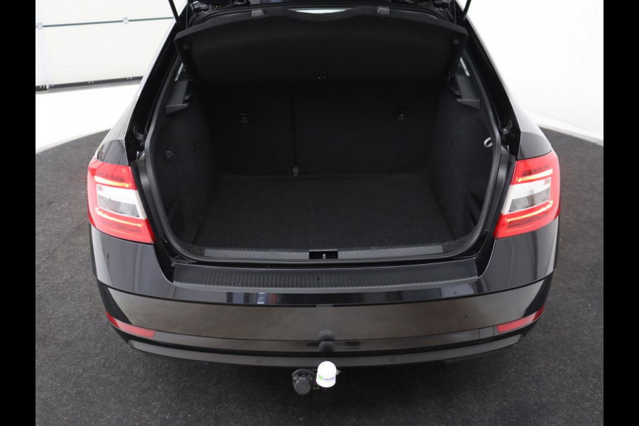 Škoda Octavia 1.5 TSI Ambition Business | Automaat | Trekhaak | Carplay | Navigatie | Parkeerhulp | Climate control | Bluetooth | Cruise control