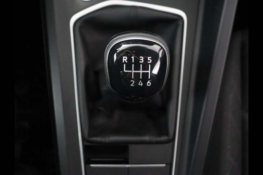 Volkswagen Golf 1.0 TSI Life | Carplay | Navigatie | Adaptive cruise | Full LED | Digital Cockpit | Sfeerverlichting | Climate control | Bluetooth | Parkeerhulp