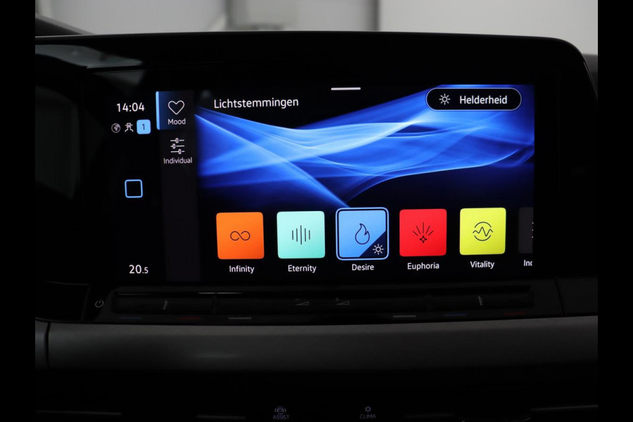 Volkswagen Golf 1.0 TSI Life | Carplay | Navigatie | Adaptive cruise | Full LED | Digital Cockpit | Sfeerverlichting | Climate control | Bluetooth | Parkeerhulp