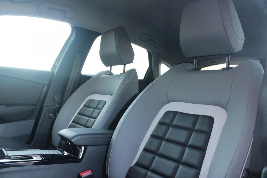 Citroën C4 C4 1.2 HYbrid 145PK MAX | HEAD UP DISPLAY | CAMERA VOOR + ACHTER | NAVIGATIE | DRAADLOZE TELEFOONLADER | FULL LED KOPLAMPEN | DRAADLOZE APPLE CARPLAY/ANDROID AUTO | 18" LICHTMETALEN VELGEN | ADAPTIVE CRUISE CONTROL | CLIMATE CONTROL | LEDEREN BEKLEDING | DAB+ RADIO | KEYLESS ENTRY/START |