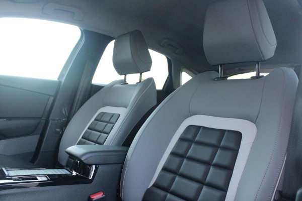 Citroën C4 C4 1.2 HYbrid 145PK MAX | HEAD UP DISPLAY | CAMERA VOOR + ACHTER | NAVIGATIE | DRAADLOZE TELEFOONLADER | FULL LED KOPLAMPEN | DRAADLOZE APPLE CARPLAY/ANDROID AUTO | 18" LICHTMETALEN VELGEN | ADAPTIVE CRUISE CONTROL | CLIMATE CONTROL | LEDEREN BEKLEDING | DAB+ RADIO | KEYLESS ENTRY/START |