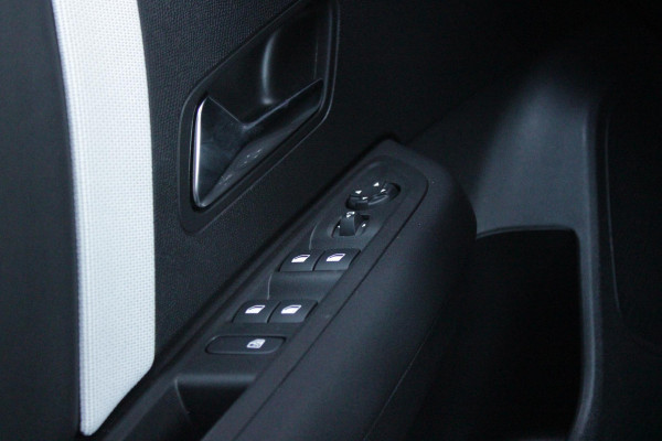 Citroën C4 C4 1.2 HYbrid 145PK MAX | HEAD UP DISPLAY | CAMERA VOOR + ACHTER | NAVIGATIE | DRAADLOZE TELEFOONLADER | FULL LED KOPLAMPEN | DRAADLOZE APPLE CARPLAY/ANDROID AUTO | 18" LICHTMETALEN VELGEN | ADAPTIVE CRUISE CONTROL | CLIMATE CONTROL | LEDEREN BEKLEDING | DAB+ RADIO | KEYLESS ENTRY/START |