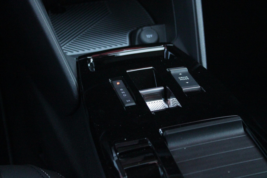 Citroën C4 C4 1.2 HYbrid 145PK MAX | HEAD UP DISPLAY | CAMERA VOOR + ACHTER | NAVIGATIE | DRAADLOZE TELEFOONLADER | FULL LED KOPLAMPEN | DRAADLOZE APPLE CARPLAY/ANDROID AUTO | 18" LICHTMETALEN VELGEN | ADAPTIVE CRUISE CONTROL | CLIMATE CONTROL | LEDEREN BEKLEDING | DAB+ RADIO | KEYLESS ENTRY/START |