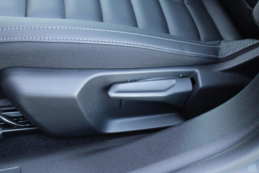 Citroën C4 C4 1.2 HYbrid 145PK MAX | HEAD UP DISPLAY | CAMERA VOOR + ACHTER | NAVIGATIE | DRAADLOZE TELEFOONLADER | FULL LED KOPLAMPEN | DRAADLOZE APPLE CARPLAY/ANDROID AUTO | 18" LICHTMETALEN VELGEN | ADAPTIVE CRUISE CONTROL | CLIMATE CONTROL | LEDEREN BEKLEDING | DAB+ RADIO | KEYLESS ENTRY/START |