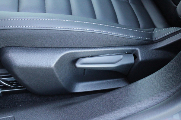 Citroën C4 C4 1.2 HYbrid 145PK MAX | HEAD UP DISPLAY | CAMERA VOOR + ACHTER | NAVIGATIE | DRAADLOZE TELEFOONLADER | FULL LED KOPLAMPEN | DRAADLOZE APPLE CARPLAY/ANDROID AUTO | 18" LICHTMETALEN VELGEN | ADAPTIVE CRUISE CONTROL | CLIMATE CONTROL | LEDEREN BEKLEDING | DAB+ RADIO | KEYLESS ENTRY/START |