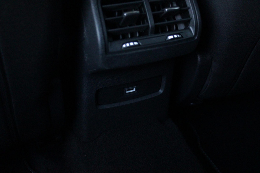 Citroën C4 C4 1.2 HYbrid 145PK MAX | HEAD UP DISPLAY | CAMERA VOOR + ACHTER | NAVIGATIE | DRAADLOZE TELEFOONLADER | FULL LED KOPLAMPEN | DRAADLOZE APPLE CARPLAY/ANDROID AUTO | 18" LICHTMETALEN VELGEN | ADAPTIVE CRUISE CONTROL | CLIMATE CONTROL | LEDEREN BEKLEDING | DAB+ RADIO | KEYLESS ENTRY/START |