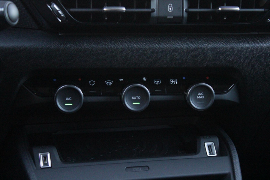 Citroën C4 C4 1.2 HYbrid 145PK MAX | HEAD UP DISPLAY | CAMERA VOOR + ACHTER | NAVIGATIE | DRAADLOZE TELEFOONLADER | FULL LED KOPLAMPEN | DRAADLOZE APPLE CARPLAY/ANDROID AUTO | 18" LICHTMETALEN VELGEN | ADAPTIVE CRUISE CONTROL | CLIMATE CONTROL | LEDEREN BEKLEDING | DAB+ RADIO | KEYLESS ENTRY/START |