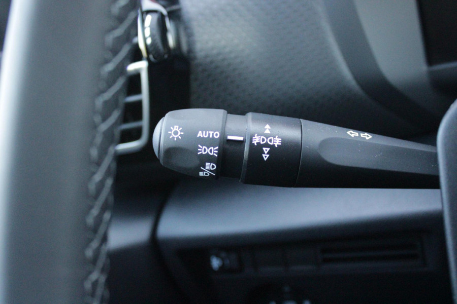 Citroën C4 C4 1.2 HYbrid 145PK MAX | HEAD UP DISPLAY | CAMERA VOOR + ACHTER | NAVIGATIE | DRAADLOZE TELEFOONLADER | FULL LED KOPLAMPEN | DRAADLOZE APPLE CARPLAY/ANDROID AUTO | 18" LICHTMETALEN VELGEN | ADAPTIVE CRUISE CONTROL | CLIMATE CONTROL | LEDEREN BEKLEDING | DAB+ RADIO | KEYLESS ENTRY/START |