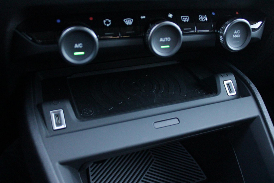 Citroën C4 C4 1.2 HYbrid 145PK MAX | HEAD UP DISPLAY | CAMERA VOOR + ACHTER | NAVIGATIE | DRAADLOZE TELEFOONLADER | FULL LED KOPLAMPEN | DRAADLOZE APPLE CARPLAY/ANDROID AUTO | 18" LICHTMETALEN VELGEN | ADAPTIVE CRUISE CONTROL | CLIMATE CONTROL | LEDEREN BEKLEDING | DAB+ RADIO | KEYLESS ENTRY/START |