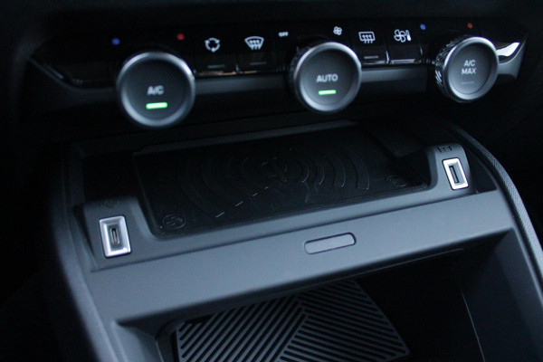 Citroën C4 C4 1.2 HYbrid 145PK MAX | HEAD UP DISPLAY | CAMERA VOOR + ACHTER | NAVIGATIE | DRAADLOZE TELEFOONLADER | FULL LED KOPLAMPEN | DRAADLOZE APPLE CARPLAY/ANDROID AUTO | 18" LICHTMETALEN VELGEN | ADAPTIVE CRUISE CONTROL | CLIMATE CONTROL | LEDEREN BEKLEDING | DAB+ RADIO | KEYLESS ENTRY/START |