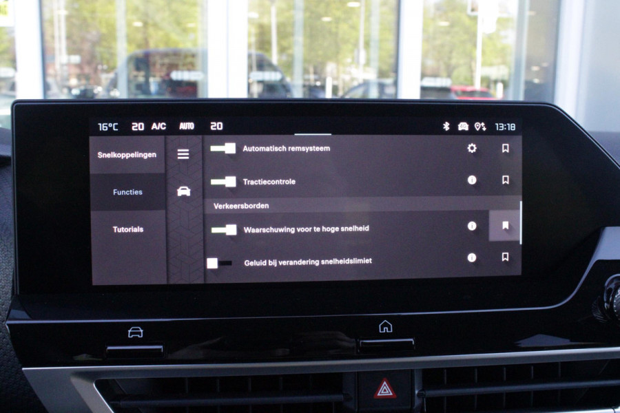 Citroën C4 C4 1.2 HYbrid 145PK MAX | HEAD UP DISPLAY | CAMERA VOOR + ACHTER | NAVIGATIE | DRAADLOZE TELEFOONLADER | FULL LED KOPLAMPEN | DRAADLOZE APPLE CARPLAY/ANDROID AUTO | 18" LICHTMETALEN VELGEN | ADAPTIVE CRUISE CONTROL | CLIMATE CONTROL | LEDEREN BEKLEDING | DAB+ RADIO | KEYLESS ENTRY/START |