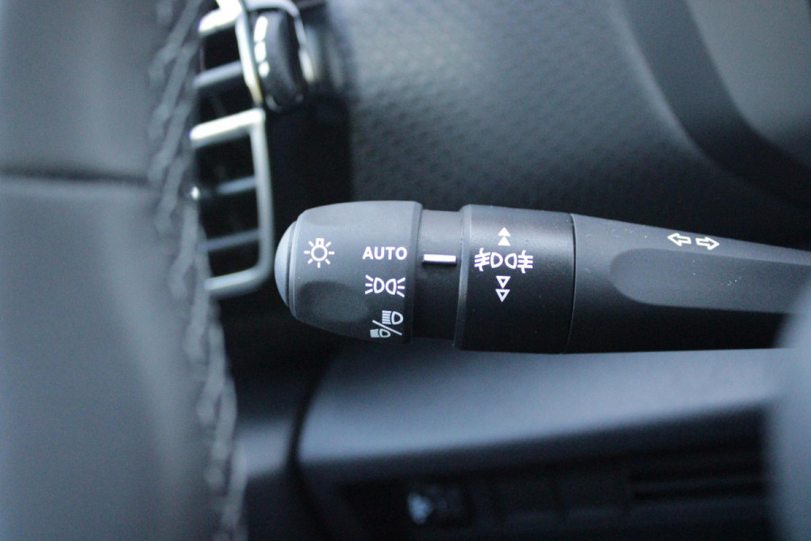 Citroën C4 C4 1.2 HYbrid 145PK MAX | HEAD UP DISPLAY | CAMERA VOOR + ACHTER | NAVIGATIE | DRAADLOZE TELEFOONLADER | FULL LED KOPLAMPEN | DRAADLOZE APPLE CARPLAY/ANDROID AUTO | 18" LICHTMETALEN VELGEN | ADAPTIVE CRUISE CONTROL | CLIMATE CONTROL | LEDEREN BEKLEDING | DAB+ RADIO | KEYLESS ENTRY/START |