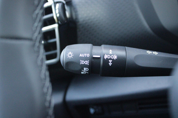 Citroën C4 C4 1.2 HYbrid 145PK MAX | HEAD UP DISPLAY | CAMERA VOOR + ACHTER | NAVIGATIE | DRAADLOZE TELEFOONLADER | FULL LED KOPLAMPEN | DRAADLOZE APPLE CARPLAY/ANDROID AUTO | 18" LICHTMETALEN VELGEN | ADAPTIVE CRUISE CONTROL | CLIMATE CONTROL | LEDEREN BEKLEDING | DAB+ RADIO | KEYLESS ENTRY/START |