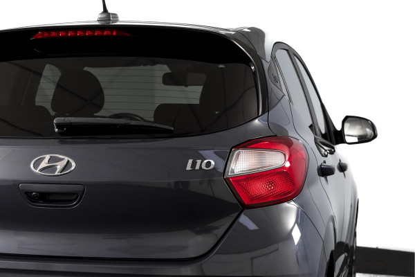 Hyundai i10 1.0 Comfort Smart | Cruise | Stoel-+Stuurverw. | PDC | Camera | NAV + App. Connect | Airco | DAB | LM 16" |