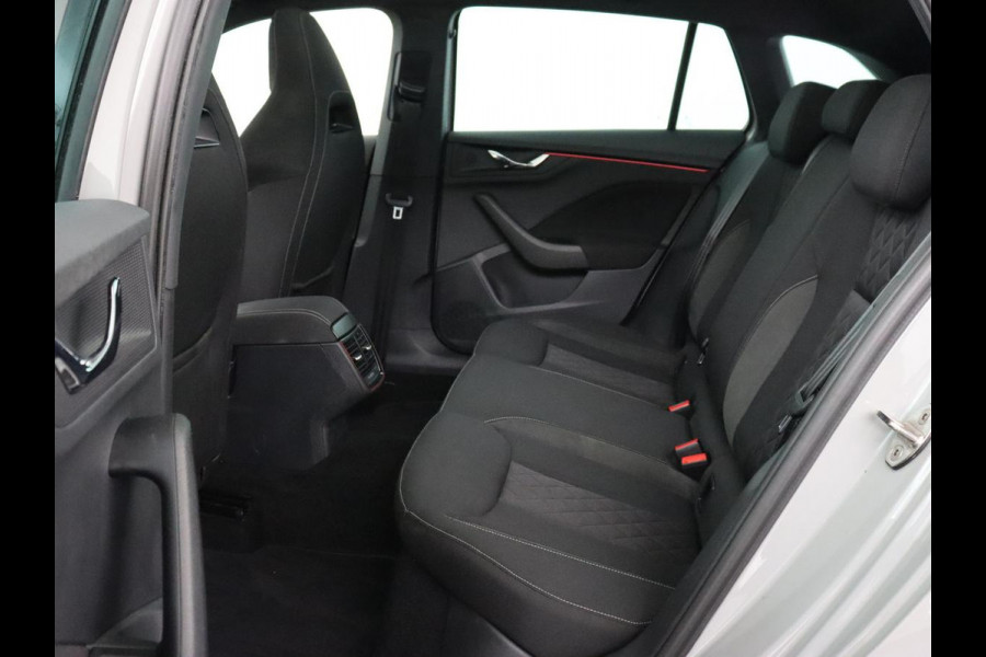 Škoda SCALA 1.0 TSI Sport | Automaat | Panoramadak | Carplay | Full LED | Climate control | Sportstoelen | Parkeerhulp | Cruise control | Bluetooth | 17'' | Getint glas