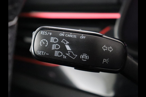 Škoda SCALA 1.0 TSI Sport | Automaat | Panoramadak | Carplay | Full LED | Climate control | Sportstoelen | Parkeerhulp | Cruise control | Bluetooth | 17'' | Getint glas