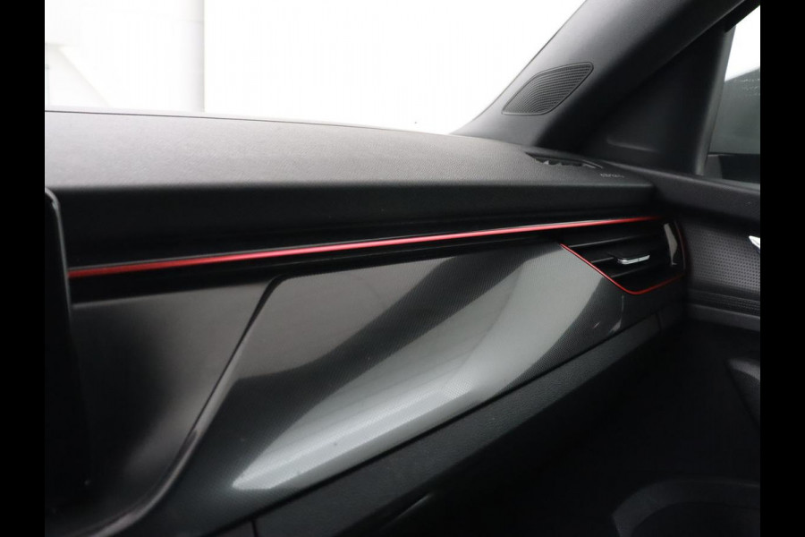 Škoda SCALA 1.0 TSI Sport | Automaat | Panoramadak | Carplay | Full LED | Climate control | Sportstoelen | Parkeerhulp | Cruise control | Bluetooth | 17'' | Getint glas