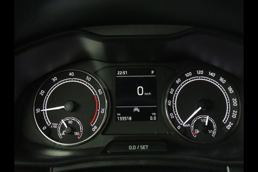 Škoda SCALA 1.0 TSI Sport | Automaat | Panoramadak | Carplay | Full LED | Climate control | Sportstoelen | Parkeerhulp | Cruise control | Bluetooth | 17'' | Getint glas