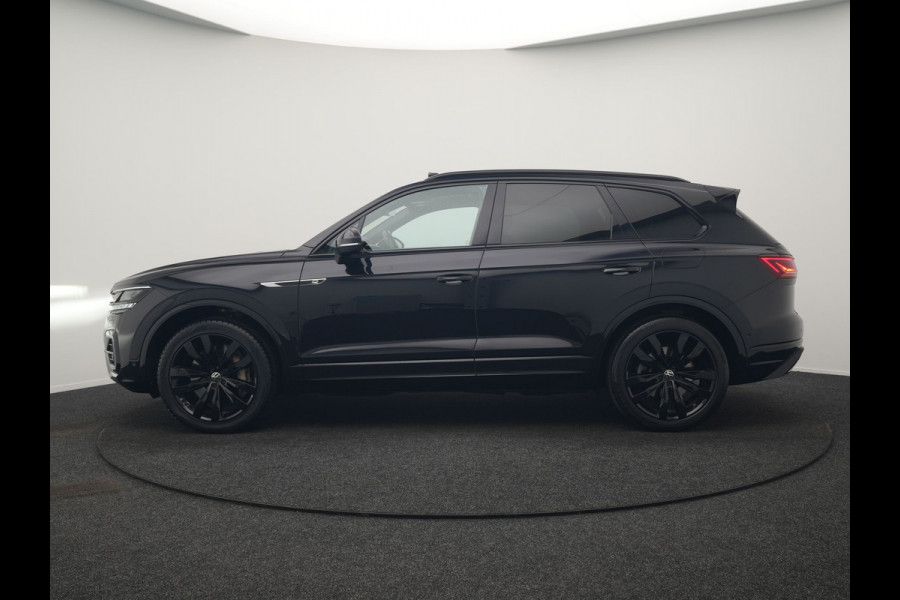 Volkswagen Touareg 3.0 TSi 4MOTION R PHEV 462pk Dealer O.H. | Luchtvering | Trekhaak Af Fabriek | Panodak | Adaptive Cruise | Lederen Sportstoelen Memory & Verwarmd | Camera | 21"L.M | Stuur Verwarmd | Keyless | Apple Carplay | Blis | Plug In Hybrid |