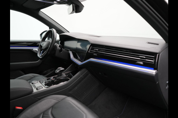 Volkswagen Touareg 3.0 TSi 4MOTION R PHEV 462pk Dealer O.H. | Luchtvering | Trekhaak Af Fabriek | Panodak | Adaptive Cruise | Lederen Sportstoelen Memory & Verwarmd | Camera | 21"L.M | Stuur Verwarmd | Keyless | Apple Carplay | Blis | Plug In Hybrid |