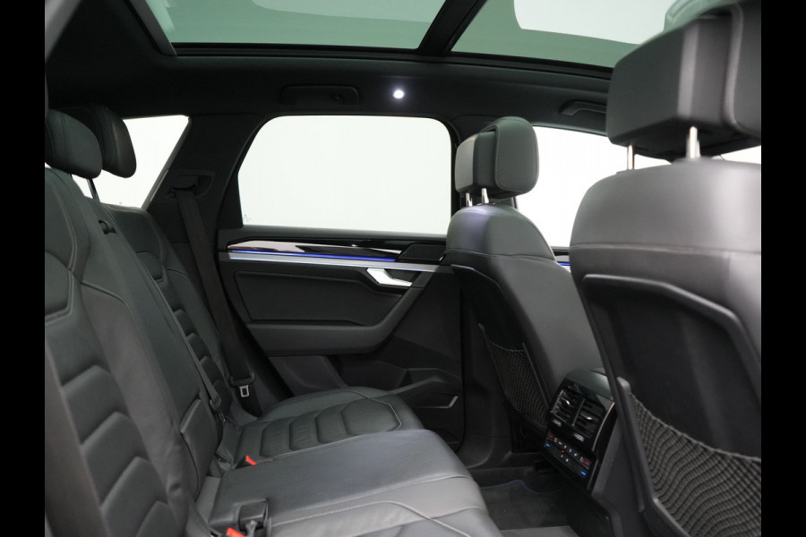 Volkswagen Touareg 3.0 TSi 4MOTION R PHEV 462pk Dealer O.H. | Luchtvering | Trekhaak Af Fabriek | Panodak | Adaptive Cruise | Lederen Sportstoelen Memory & Verwarmd | Camera | 21"L.M | Stuur Verwarmd | Keyless | Apple Carplay | Blis | Plug In Hybrid |