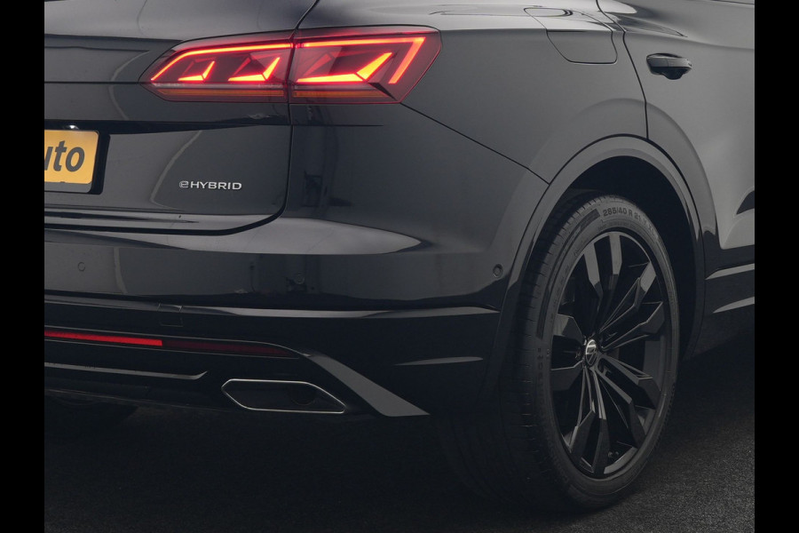 Volkswagen Touareg 3.0 TSi 4MOTION R PHEV 462pk Dealer O.H. | Luchtvering | Trekhaak Af Fabriek | Panodak | Adaptive Cruise | Lederen Sportstoelen Memory & Verwarmd | Camera | 21"L.M | Stuur Verwarmd | Keyless | Apple Carplay | Blis | Plug In Hybrid |