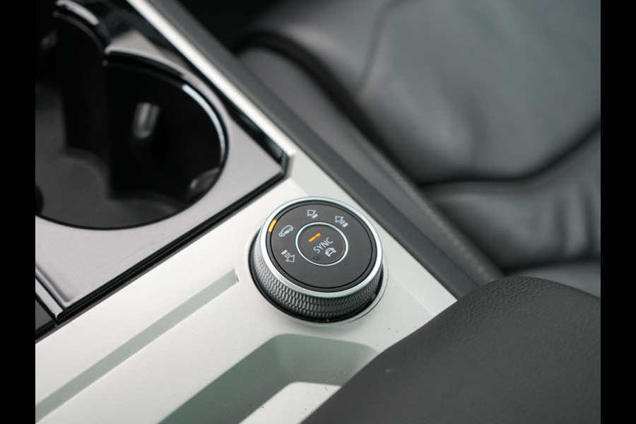 Volkswagen Touareg 3.0 TSi 4MOTION R PHEV 462pk Dealer O.H. | Luchtvering | Trekhaak Af Fabriek | Panodak | Adaptive Cruise | Lederen Sportstoelen Memory & Verwarmd | Camera | 21"L.M | Stuur Verwarmd | Keyless | Apple Carplay | Blis | Plug In Hybrid |