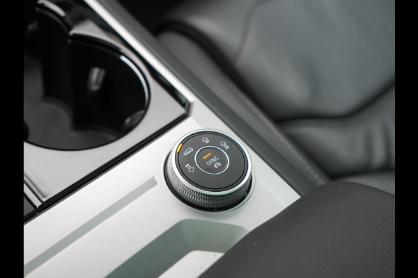 Volkswagen Touareg 3.0 TSi 4MOTION R PHEV 462pk Dealer O.H. | Luchtvering | Trekhaak Af Fabriek | Panodak | Adaptive Cruise | Lederen Sportstoelen Memory & Verwarmd | Camera | 21"L.M | Stuur Verwarmd | Keyless | Apple Carplay | Blis | Plug In Hybrid |