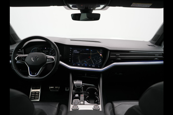 Volkswagen Touareg 3.0 TSi 4MOTION R PHEV 462pk Dealer O.H. | Luchtvering | Trekhaak Af Fabriek | Panodak | Adaptive Cruise | Lederen Sportstoelen Memory & Verwarmd | Camera | 21"L.M | Stuur Verwarmd | Keyless | Apple Carplay | Blis | Plug In Hybrid |