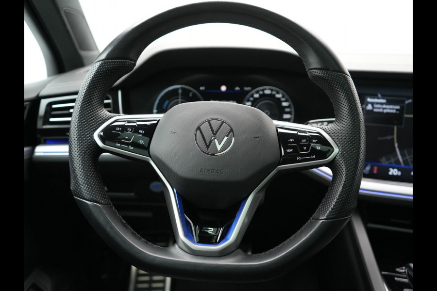 Volkswagen Touareg 3.0 TSi 4MOTION R PHEV 462pk Dealer O.H. | Luchtvering | Trekhaak Af Fabriek | Panodak | Adaptive Cruise | Lederen Sportstoelen Memory & Verwarmd | Camera | 21"L.M | Stuur Verwarmd | Keyless | Apple Carplay | Blis | Plug In Hybrid |