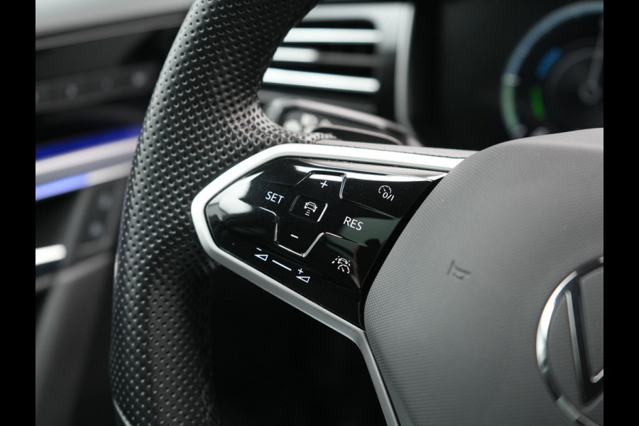 Volkswagen Touareg 3.0 TSi 4MOTION R PHEV 462pk Dealer O.H. | Luchtvering | Trekhaak Af Fabriek | Panodak | Adaptive Cruise | Lederen Sportstoelen Memory & Verwarmd | Camera | 21"L.M | Stuur Verwarmd | Keyless | Apple Carplay | Blis | Plug In Hybrid |