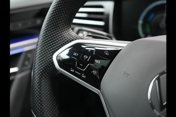 Volkswagen Touareg 3.0 TSi 4MOTION R PHEV 462pk Dealer O.H. | Luchtvering | Trekhaak Af Fabriek | Panodak | Adaptive Cruise | Lederen Sportstoelen Memory & Verwarmd | Camera | 21"L.M | Stuur Verwarmd | Keyless | Apple Carplay | Blis | Plug In Hybrid |