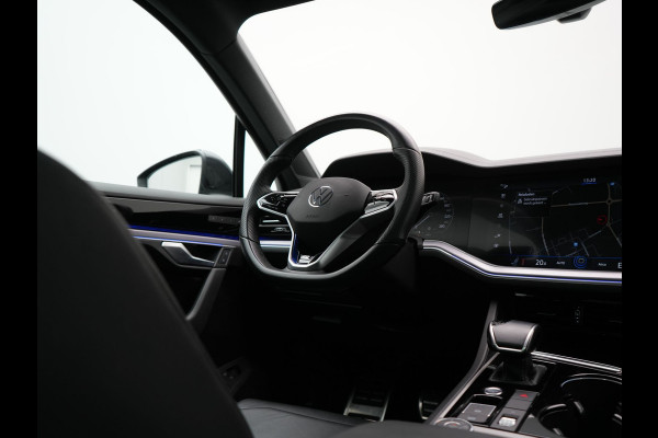 Volkswagen Touareg 3.0 TSi 4MOTION R PHEV 462pk Dealer O.H. | Luchtvering | Trekhaak Af Fabriek | Panodak | Adaptive Cruise | Lederen Sportstoelen Memory & Verwarmd | Camera | 21"L.M | Stuur Verwarmd | Keyless | Apple Carplay | Blis | Plug In Hybrid |