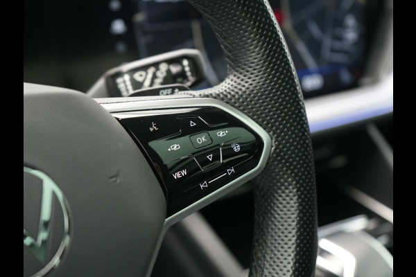 Volkswagen Touareg 3.0 TSi 4MOTION R PHEV 462pk Dealer O.H. | Luchtvering | Trekhaak Af Fabriek | Panodak | Adaptive Cruise | Lederen Sportstoelen Memory & Verwarmd | Camera | 21"L.M | Stuur Verwarmd | Keyless | Apple Carplay | Blis | Plug In Hybrid |